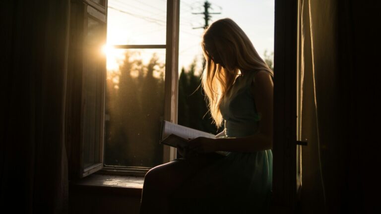 Healing Journal – 감정 치유와 성찰을 상징하는 창가에서 책을 읽는 순간의 대표 이미지
