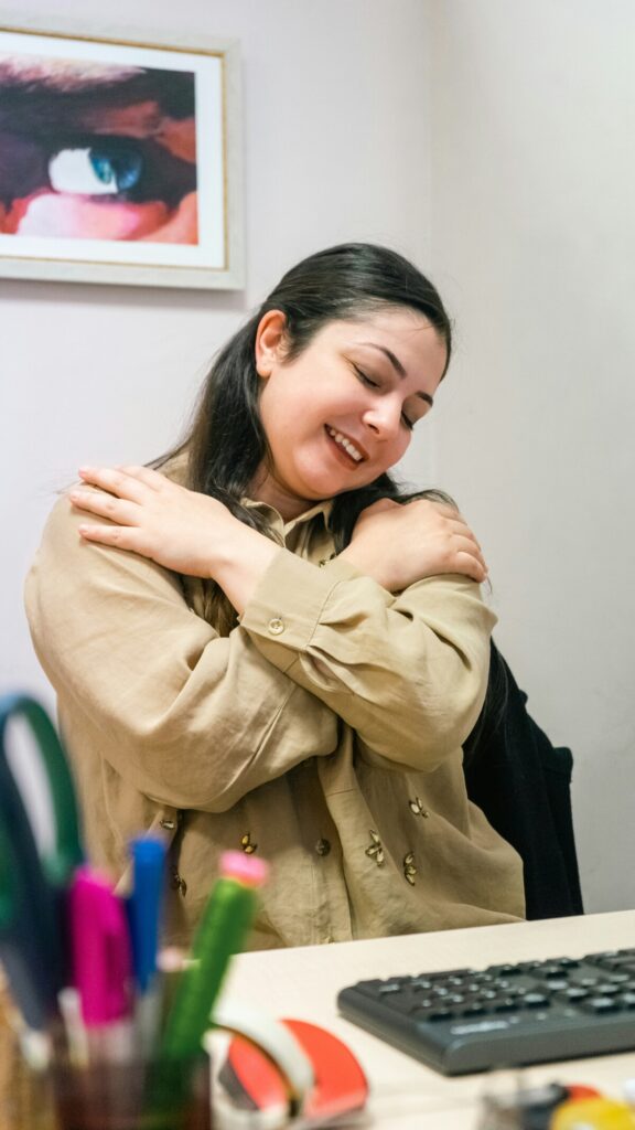 자신의 가슴을 두 손으로 살며시 안고 있는 모습으로 자기자비와 자기연민이 느껴지게 합니다.
