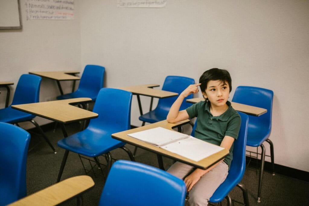 빈 교실에서 생각에 잠긴 학생
“학생이 공부에 집중하지 못하고 딴생각을 하는 모습은 교사의 개별 지도가 부족한 현실을 상징합니다. 2026 교원 임용 축소가 이런 문제를 악화시킬 수 있습니다.”