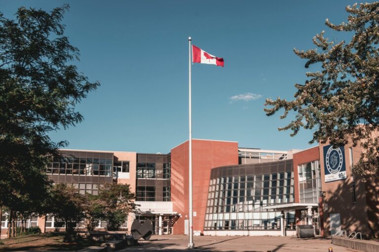 “Toronto District School Board School Finder 건물 사진
