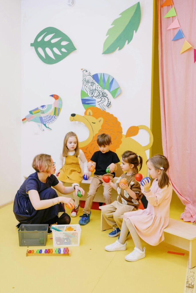 토론토 초등학교 입학 후 ESL 수업 장면, 영어가 모국어가 아닌 학생들이 ESL 교사와 함께 소규모로 공부하는 장면
