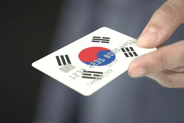 한국에서 신용카드로 결제하는 손의 모습-한국 내 카드 결제 현장을 담은 이미지로, 상상페이백kr 제도의 실생활 연관성을 보여줍니다.