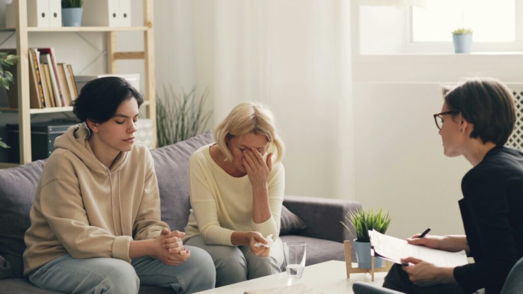두 여자가 상담중인 모습-화병증상, 심리치료 및 감정 표현의 중요성을 시각적으로 전달.