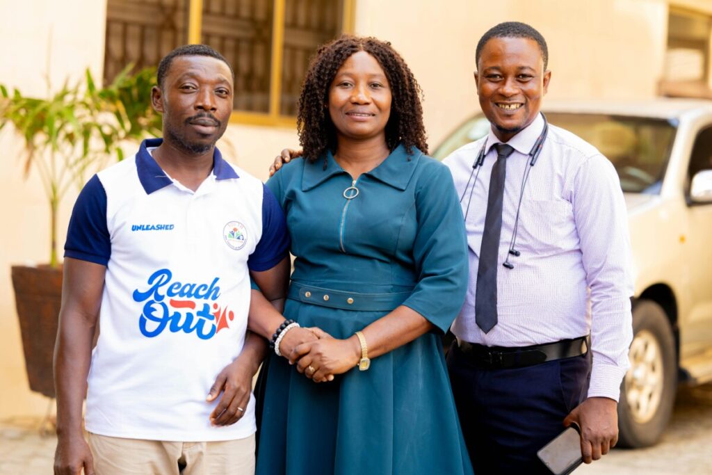 세 명의 직장인이 환하게 웃으며 서 있는 모습. 번아웃을 극복하고 다시 일의 의미와 즐거움을 찾은 순간을 보여준다. 힘들었던 시기를 지나 다시 동료와 함께 웃을 수 있는 회복의 기쁨을 표현하며, 번아웃 극복 후 새롭게 일의 의미를 찾아가는 과정을 상징한다.