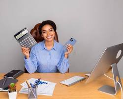 2025 연말정산 미리보기 결과를 스마트폰으로 확인하며 기뻐하는 직장인의 모습