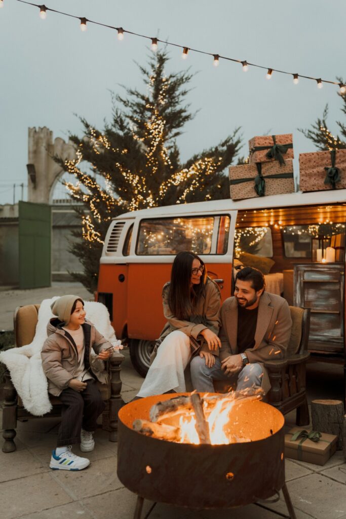 엄마와 아빠가 아이와 함께 불을 쬐며 행복한 시간을 보내고 있음