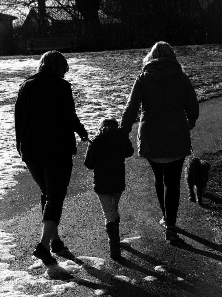 부모가 발달장애 자녀 손을 잡고 바닷가를 걷는 뒷모습, 장애 자녀 양육 여정