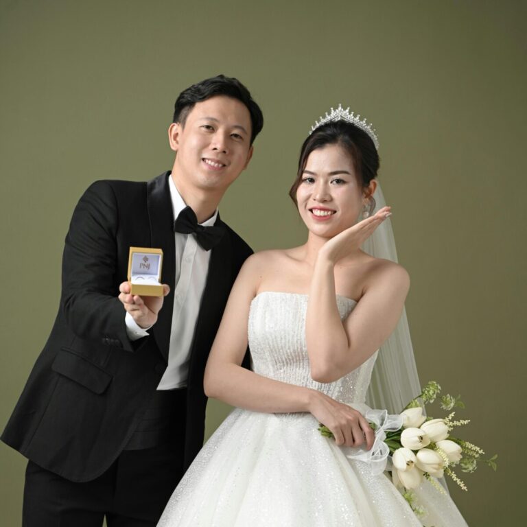 연말정산 혼인신고: 웨딩반지와 꽃을 들고 환하게 웃고 있는 신혼부부의 모습