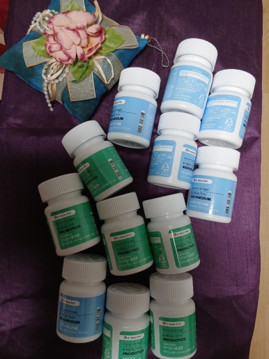 콜레스테롤 수치 낮추는 방법 실천을 위한 마그네슘과 유산균 영양제 조합-자주빛 보자기 위에 유산균과 마그네슘이 놓여 있어, 건강을 선물 받는 듯한 긍정적인 이미지를 전달합니다.