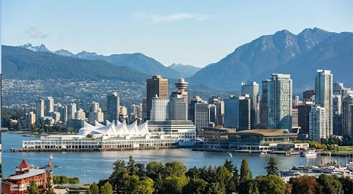 캐나다 영주권을 목표로 하는 이민자들이 선호하는 토론토와 밴쿠버의 활기찬 도시 전경-많은 분이 캐나다 영주권 취득 후 정착을 희망하는 대표 도시, 토론토와 밴쿠버의 모습입니다. 도시별 다양한 취업 기회가 열려 있습니다.