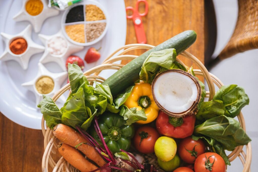 연어, 브로콜리, 견과류 등 영양이 풍부한 중년 다이어트 식단 식재료 모음-고단백 저탄수화물 위주의 식단 구성을 보여주는 신선한 식재료 사진
