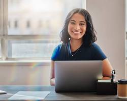 2026 캐나다 연말정산을 성공적으로 마치고 노트북 앞에서 미소 짓는 사용자의 모습으로 안도감과 만족감을 느끼는 긍정적인 이미지입니다.