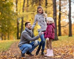 성공적인 적응을 돕는 가족과의 공원 산책 시간- 아이 교육 때문에 캐나다 이민을 선텩 후 성공적으로 살아가고 있는 모습니다.