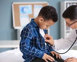 캐나다 의료보험으로 진료비 부담 없이 방문하는 소아과 전문의의 검진 모습-실제 진료 상황을 보여주어 육아 중인 부모들에게 캐나다 의료의 장점을 시각화해 줍니다.