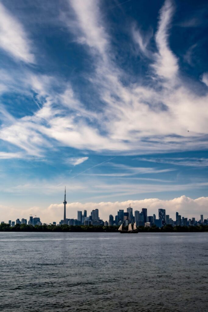 캐나다 정착 비용을 아끼는 현지 생활 팁- 캐나다의 도심 풍경 사진으로, 정착 초기 발생하는 높은 주거비와 생활비를 캐나다 정착지원금으로 보전하는 전략을 설명합니다.