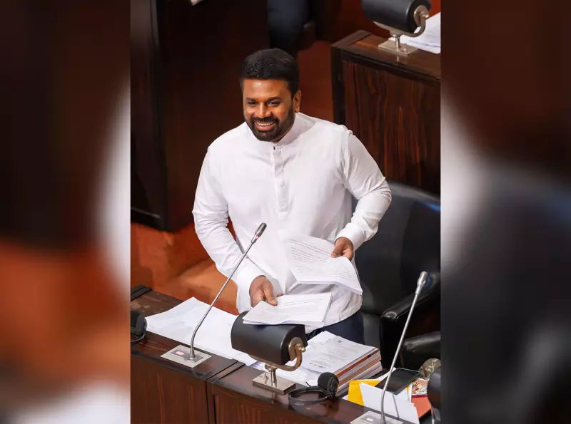 2026 고유가 피해지원금 대상 확인을 위한 건강보험료 검토-소득 하위 70% 기준을 판단하는 건강보험료 납부액을 확인하고 2026 고유가 피해지원금 신청 자격을 검토하는 모습입니다.