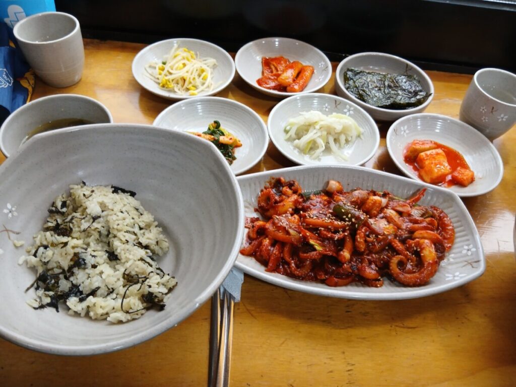 덕수궁 뷰 맛집 정든다락의 정갈한 곤드레밥과 매콤한 쭈꾸미 볶음 차림상-정동전망대 덕수궁 산책 전 든든하게 배를 채워준 정갈한 한 상 차림입니다.