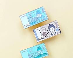 근로자의 날 휴일근로수당을 상징하는 한국 지폐 일러스트-근로자의 날 근무 시 발생하는 실질적인 수당 혜택을 시각화하기 위해 한국 화폐 단위를 활용한 깔끔한 일러스트 이미지입니다.