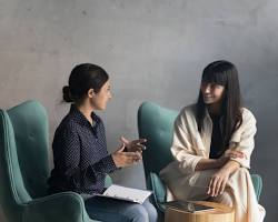 중장년 취업 내일센터에서 일자리 상담을 받는 중장년 구직자-상담사와 구직자가 마주 앉아 진지하게 대화하는 모습으로 중장년 취업 지원 서비스의 따뜻하고 전문적인 면모를 보여줍니다.