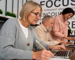 노트북으로 새로운 기술을 배우며 중장년 취업을 준비하는 모습-디지털 도구를 활용해 열정적으로 학습하는 중장년의 모습을 통해 변화하는 시장에 적응하는 취업 준비 과정을 강조합니다.