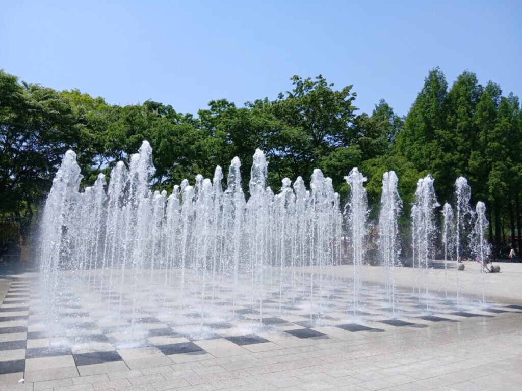 서울숲 바닥 분수와 푸른 나무들이 어우러진 풍경--하늘을 향해 힘차게 솟구치는 물줄기가 도심 속의 답답함을 시원하게 씻어주는 기분이었습니다. 2026 서울국제정원박람회뿐만 아니라 이런 수변 공간이 주는 청량함 또한 이번 박람회의 큰 매력이었습니다.