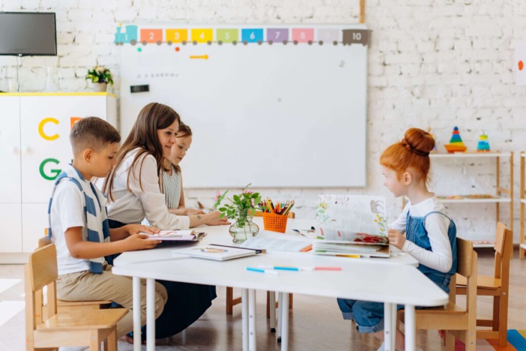 ADHD 교육의 미래를 보여주는 모습으로, 문제 행동을 지적하기보다 바람직한 대체 행동을 학습하고 작은 성취를 이룰 수 있도록 밀착하여 격려하는 긍정적인 교육적 피드백 환경을 나타냅니다.
