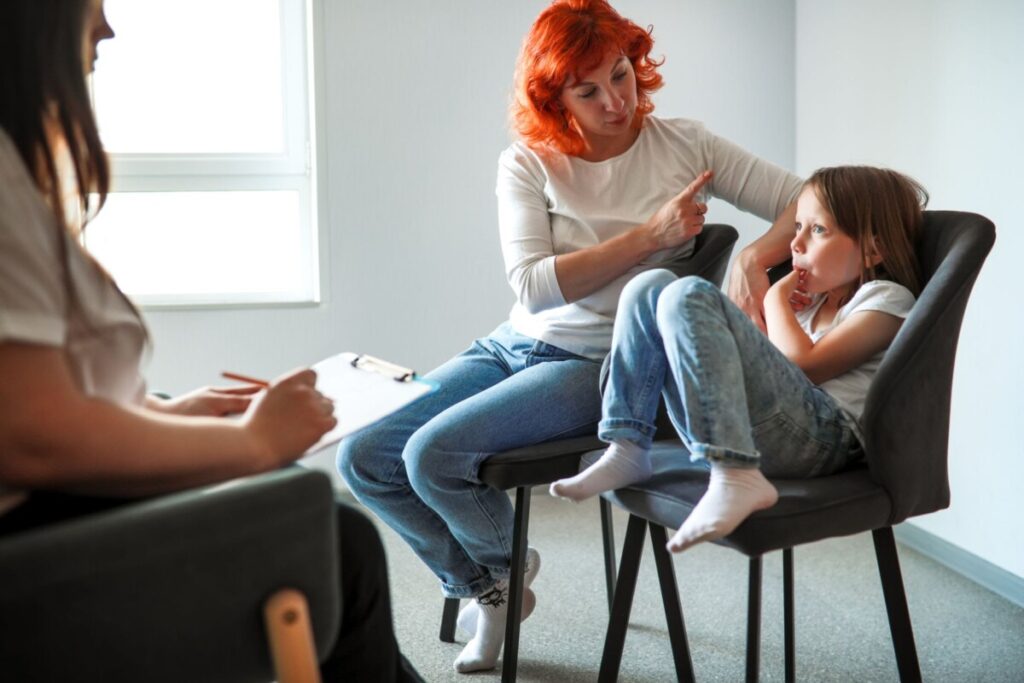 ADHD 진단을 받은 아이와 어머니가 상담사와 함께하는 따뜻한 상담 장면입니다. 전문가의 지지와 정서적 지원은 adhd약 복용에 대한 불안감을 줄이고 현명한 치료 기준을 세우는 데 큰 도움이 됩니다.