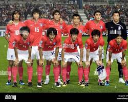 북중미 월드컵 멕시코전 중계를 앞두고 경기장에서 어깨동무를 한 대한민국 축구 국가대표팀 선수들-오늘 밤 10시 경기가 펼쳐질 스타디움 안에서 대한민국 국가대표 선수들이 다 함께 어깨동무를 하며 단단한 팀워크를 보여주는 장면입니다.