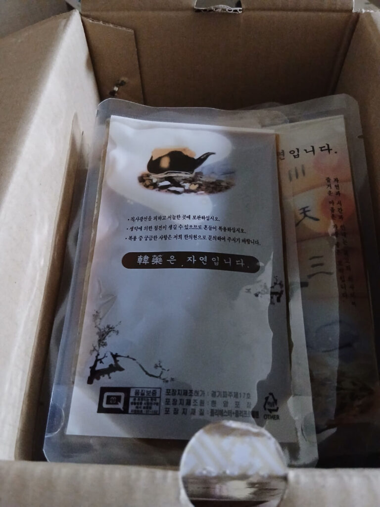 정성껏 달여진 한약이 고급스러운 찻잔에 담기고 있습니다. 파우치에서 찻잔으로 옮겨지는 한약의 진한 빛깔에서 조권형 조한약방 장인의 오랜 노하우와 깊은 정성이 그대로 느껴집니다. 