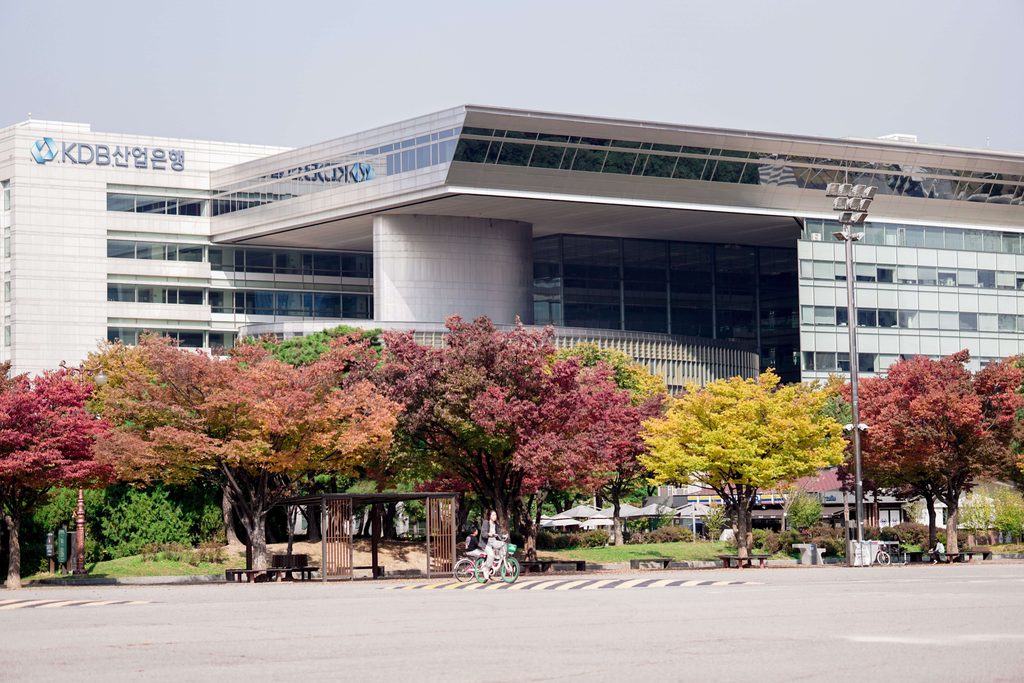 캐나다 시민권자 F4 비자 거소증 발급 후 가능한 국내 은행 및 관공서 이용-캐나다 시민권자 F4 비자와 거소증을 통해 국내 은행 계좌 개설, 건강보험, 부동산 거래 등 안정적인 모국 생활이 가능해집니다.