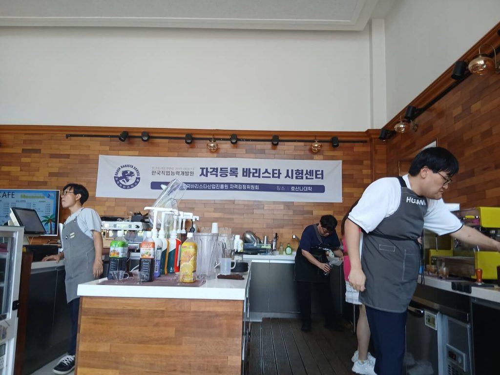 호산나대학 바리스타 자격등록 시험센터 실습-호산나대학 학생들이 바리스타 자격 취득 및 현장 적응을 위해 체계적인 실습을 진행하는 모습입니다.