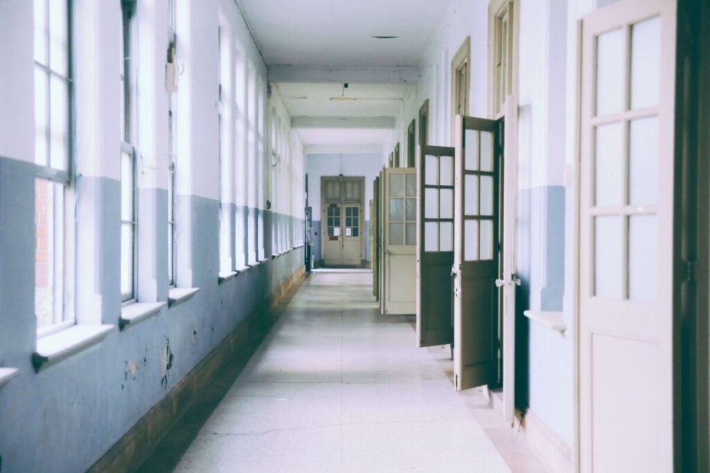 학생 맞춤형 교육이 이루어지는 밝고 따뜻한 학교 환경-특수교육대상자 진단평가 결과를 바탕으로 일반학급, 특수학급, 특수학교 중 최선의 배치를 결정합니다.