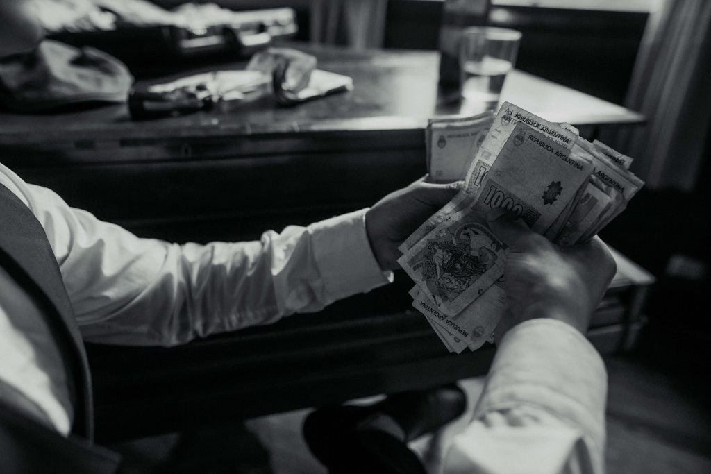 출입국관서 인지대 납부를 위해 준비한 대한민국 원화 현금-국적회복 신청 서류 접수 시 납부해야 하는 정부 수입인지는 카드 결제가 불가하므로 반드시 현금 20만 원을 지참해야 합니다.