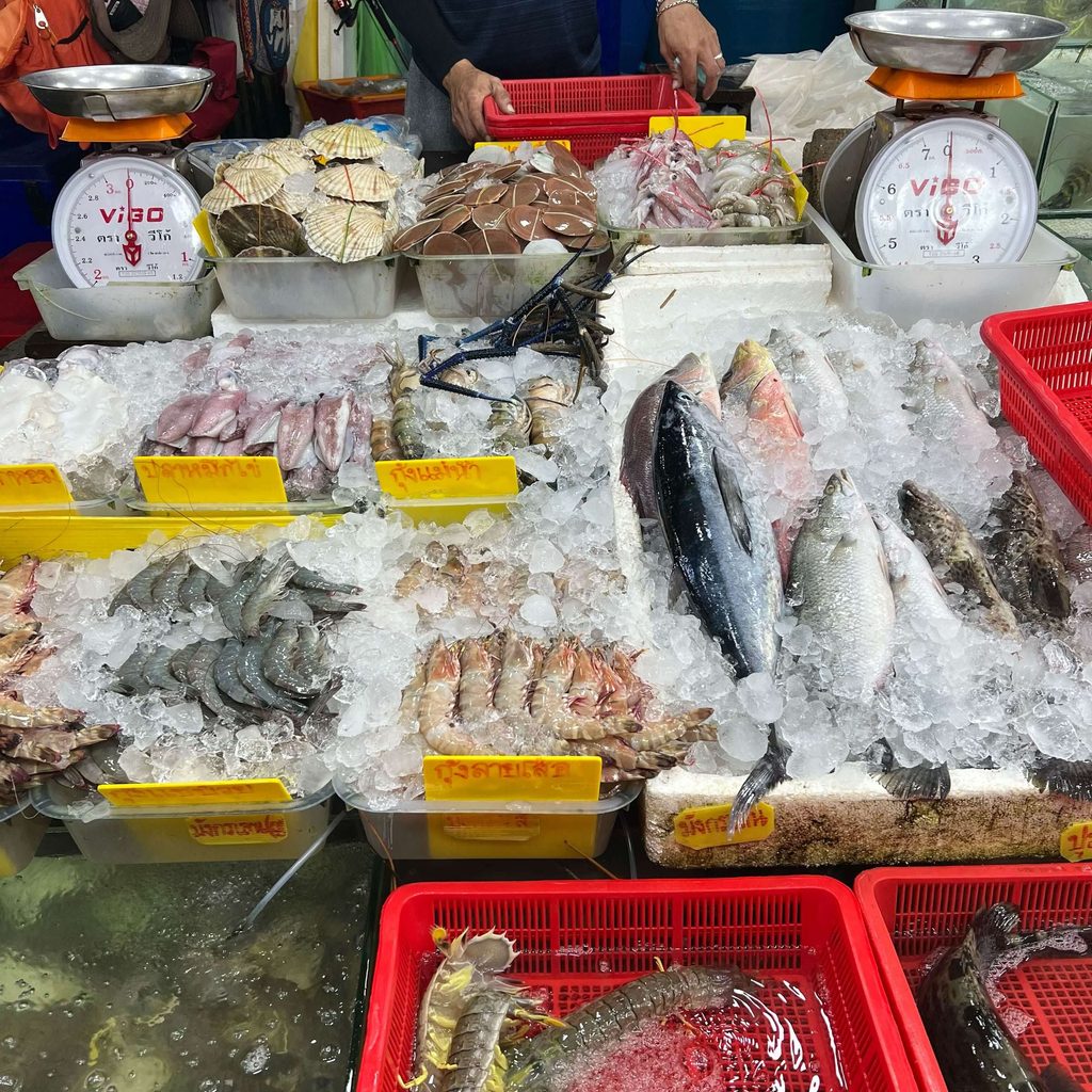 인천 수산물 시장의 신선한 국산 수산물 판매대-인천 전통시장 온누리상품권 환급행사 수산물 부문 환급이 가능한 국산 생선 및 수산물 코너
