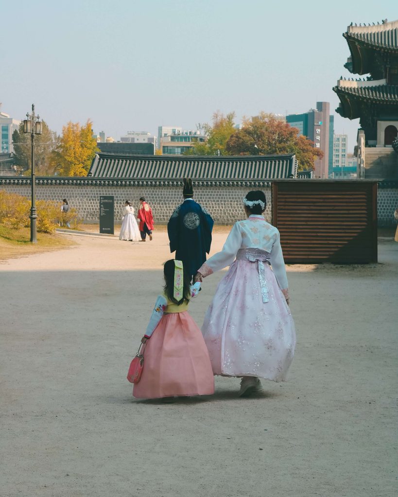 국가유산 방문자 여권 신청 온 가족이 함께 참여하는 문화유산 나들이-국가유산 방문자 여권 신청 혜택을 활용해 아이와 손을 잡고 역사 현장을 둘러보며 인문학적 배움을 나누는 가족 나들이 모습입니다.
