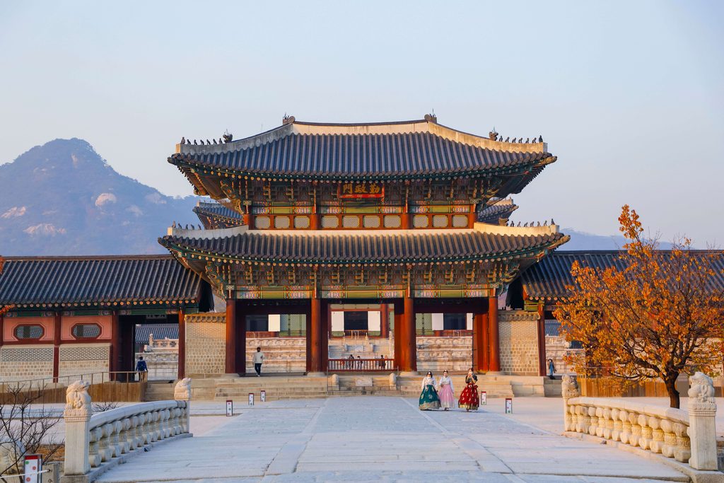국가유산 방문자 여권 신청 주요 방문 거점인 경복궁 전경-국가유산 방문자 여권 신청으로 방문할 수 있는 주요 테마 코스이자 한국의 대표 유산인 고궁의 아름다운 가을 정취를 보여줍니다.