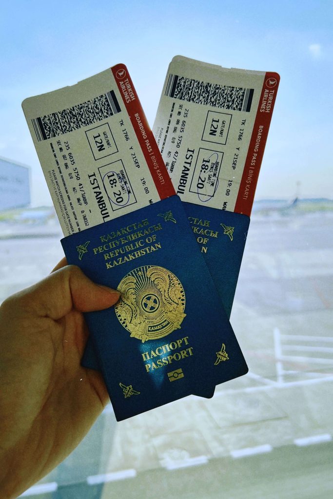 캐나다 공항 출국 게이트와 여권-캐나다 영주권 카드 갱신 접수 중 해외 여행 시 필요한 여행 증명서 및 심사 중 주의사항입니다.