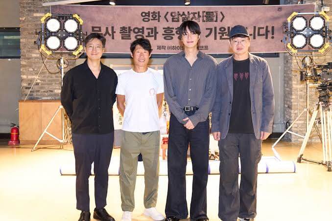 영화 <암살자들> 허진호 감독과 유해진, 박해일, 이민호의 현장 단체 사진-영화 밖에서의 허진호 감독님과 주연 배우들의 자연스러운 미소가 독자들에게 인간적인 호감과 흥행 열기를 전달해 줄 것입니다.